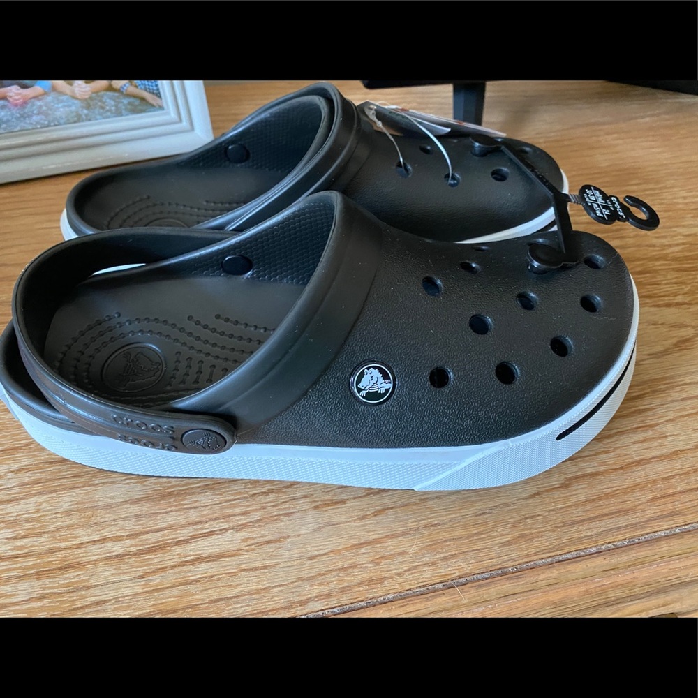 Crocs M6 W8 black and white